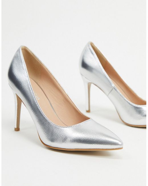 Glamorous court heeled shoe in metallic