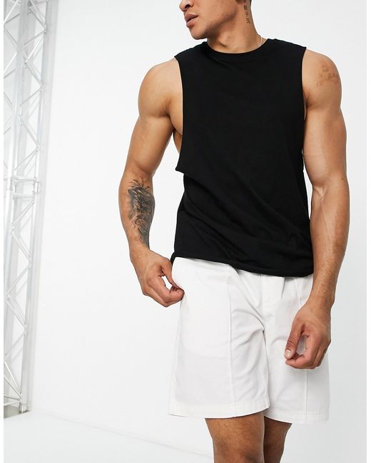 New Look relaxed fit pull-on shorts with pintuck in off-