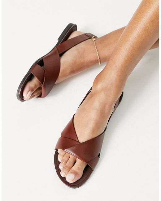 Vagabond Tia flat sandals in cognac leather-