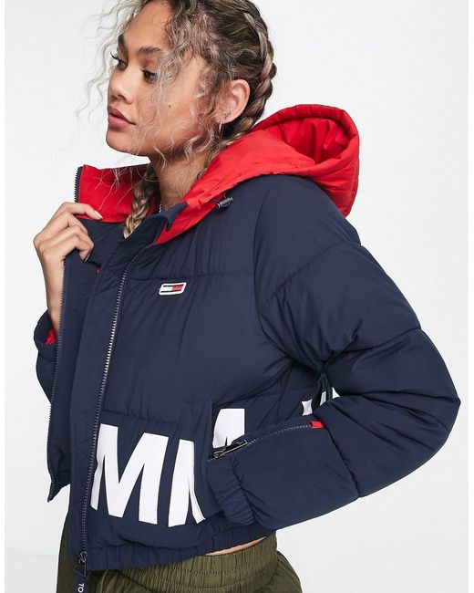 Tommy Jeans flag logo cropped puffer jacket in and red