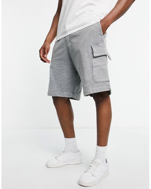 New Look washed cargo shorts in khaki-