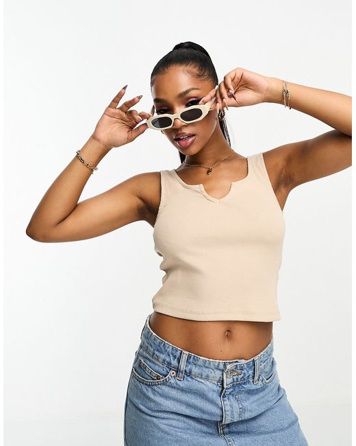 Pieces cropped v neck tank top in camel-