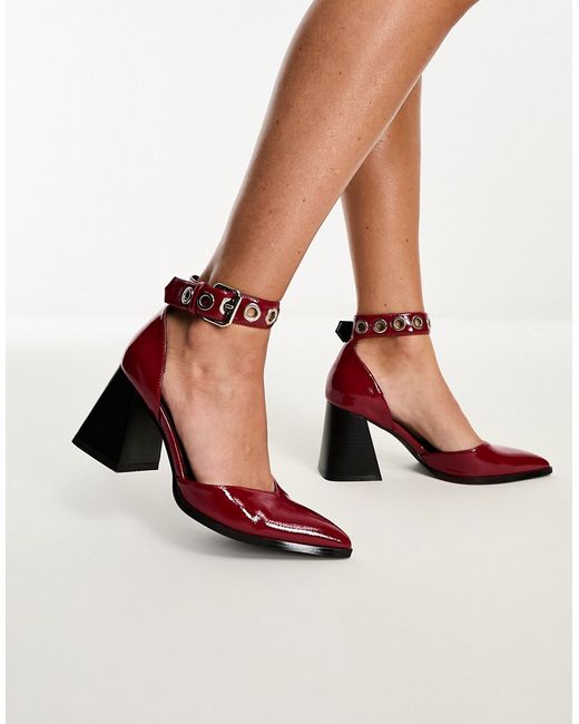 Raid heeled shoe with hardware in burgundy crinkle-