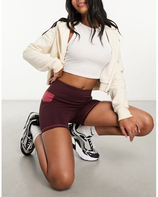 Nike Dri-FIT Road To Wellness 4inch shorts burgundy-