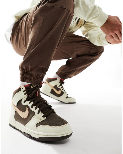 Nike Dunk Retro High sneakers and brown-