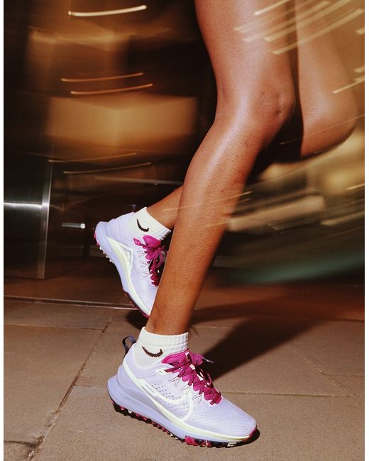 Nike Running React Pegasus Trail 4 sneakers off white and fierce pink-