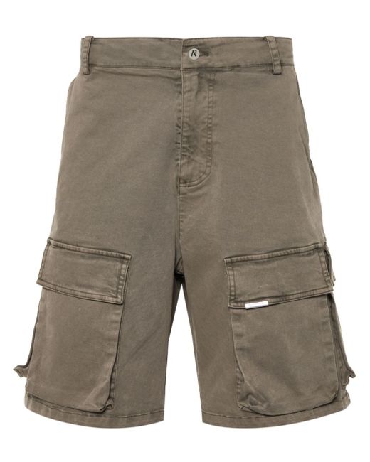 Represent multi-pockets cargo shorts
