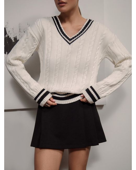 Lichi V-neck sweater with contrast details