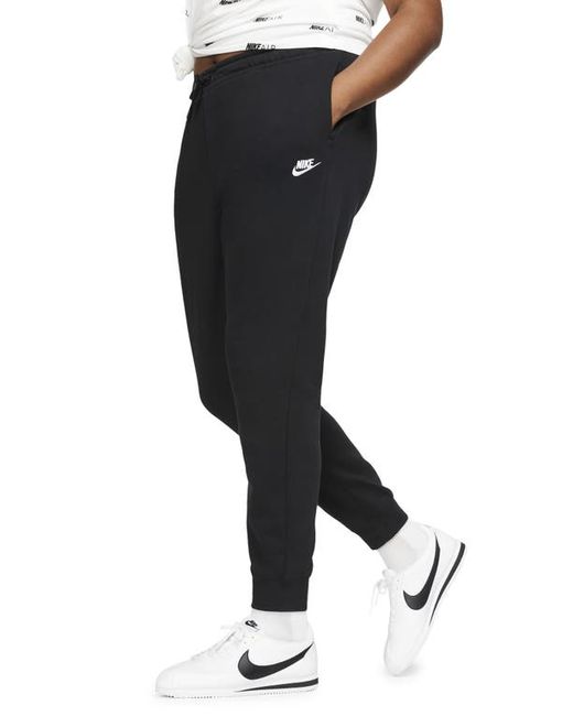 Nike Sportswear Essential Fleece Pants in Black at