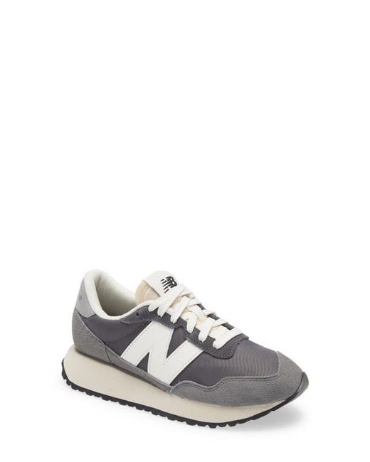 New Balance 237 Sneaker in at