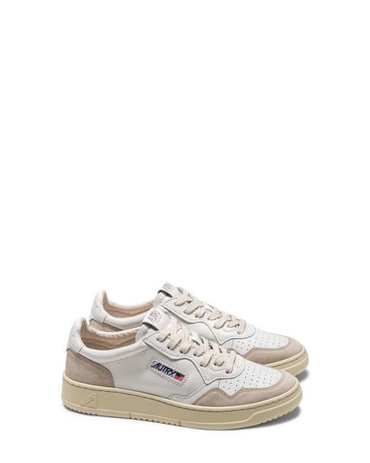 Autry Medalist Low Sneaker in Leat/Leat Vapor at
