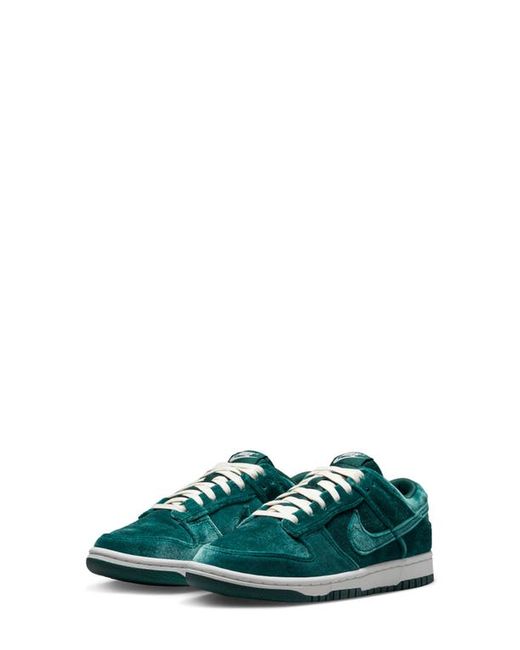 Nike Dunk Low Sneaker in Bright Spruce/Sail at