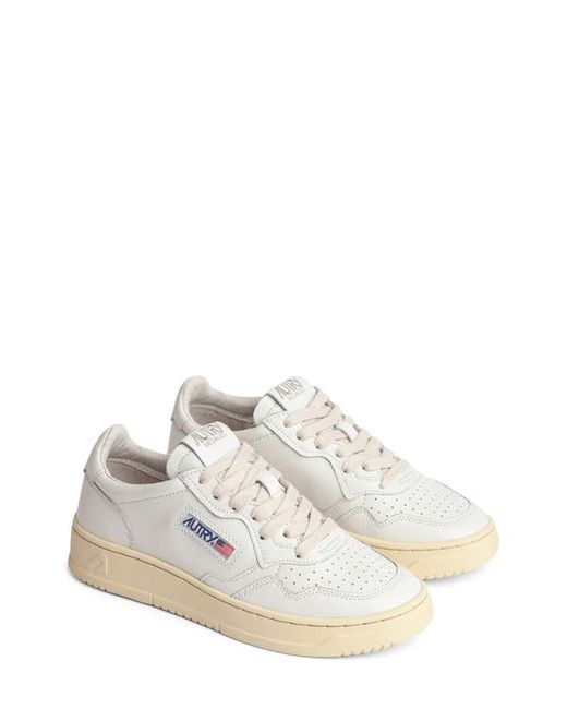 Autry Medalist Low Sneaker in Leat/Leat Wht/Wht at 8Us