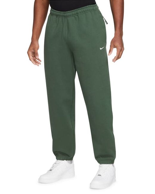Nike Solo Swoosh Fleece Sweatpants in Fir at X-Small