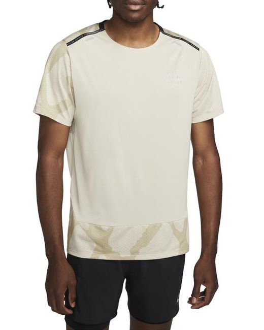 Nike Dri-FIT Run Division Rise Running T-Shirt